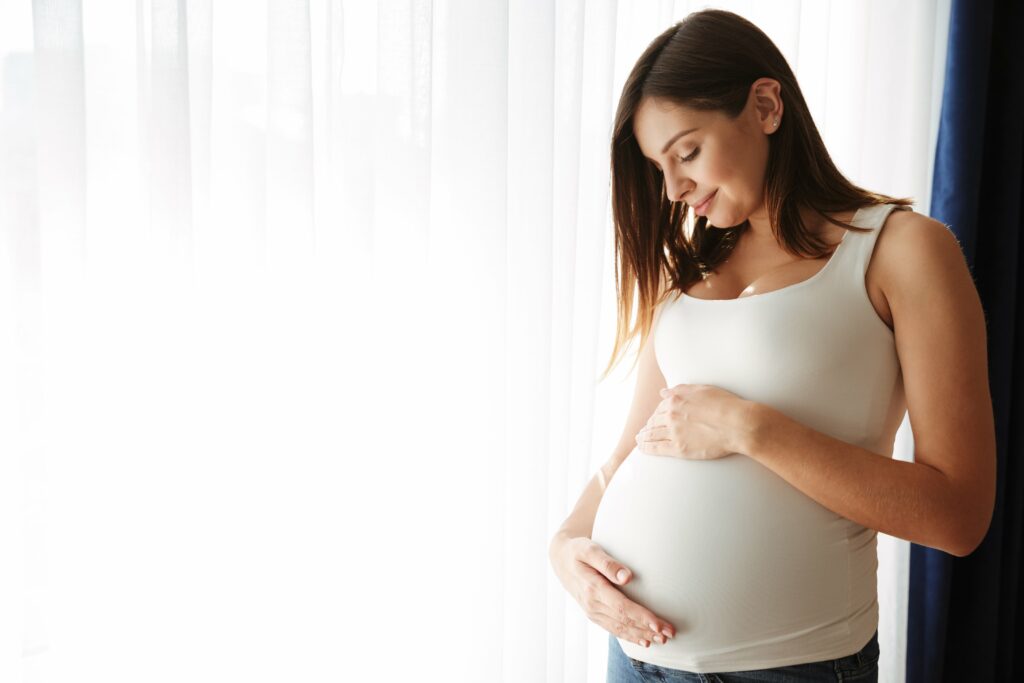 Femme enceinte avec les mains sur le ventre / Sophrologie Prénatale