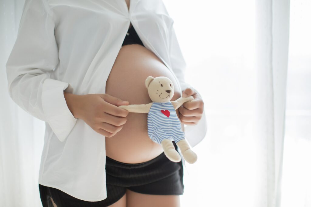 Femme enceinte avec un doudou